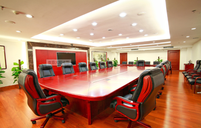 紅色桌子在上海辦公室裝修中的會議室中的應(yīng)用與優(yōu)劣