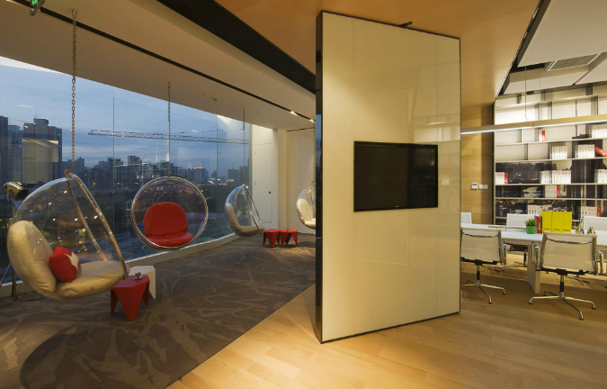 辦公室裝修設(shè)計(jì)：淺灰色儲(chǔ)物柜，簡(jiǎn)約而不失高級(jí)感