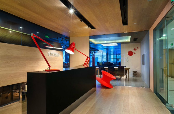 深藍(lán)色文件柜:辦公室裝修設(shè)計(jì)的低調(diào)奢華之選