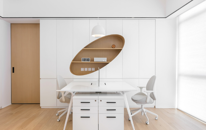 上海辦公室裝修設(shè)計(jì)：紅色工礦吊燈如何成為焦點(diǎn)？